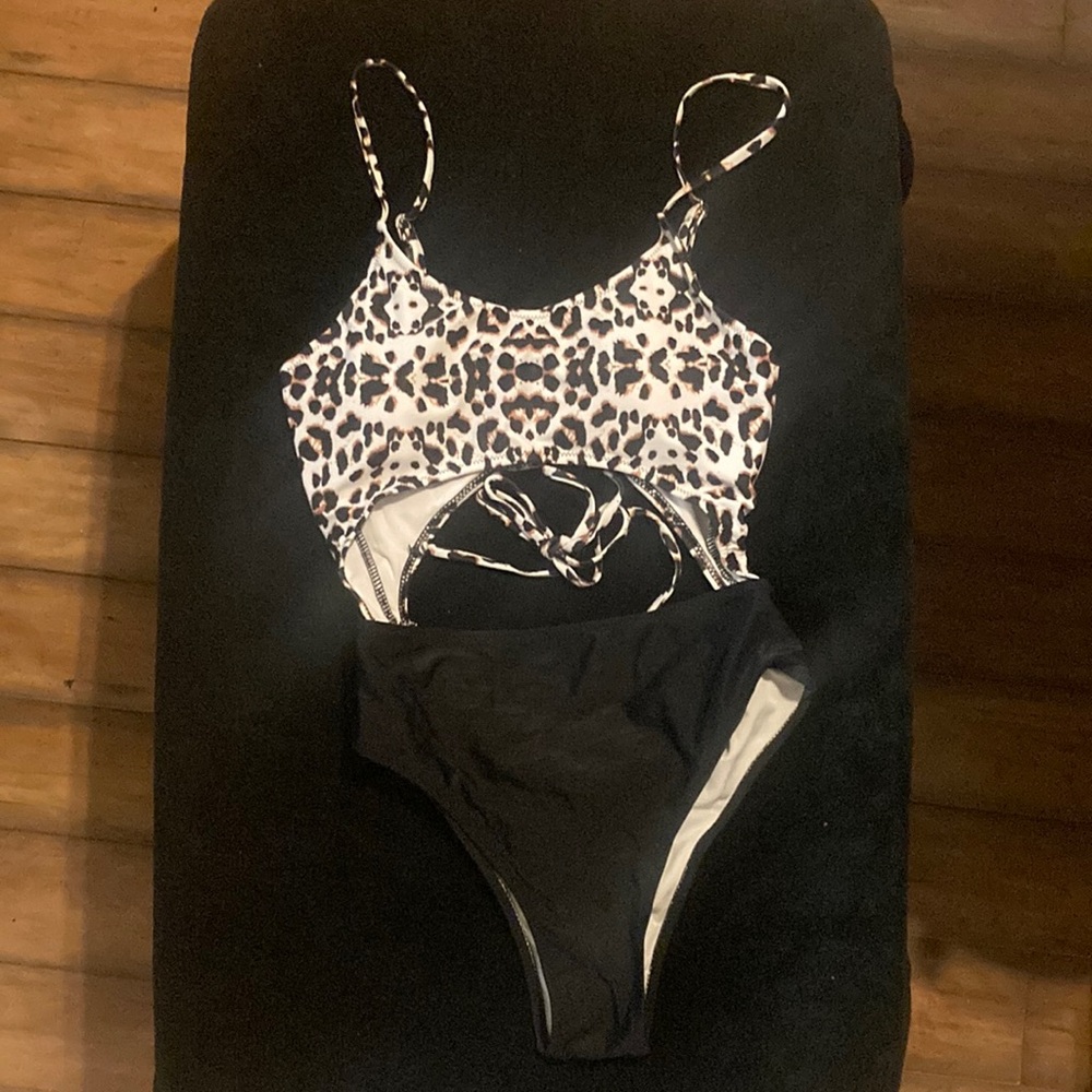 Size L women’s leopard print one piece swimsuit